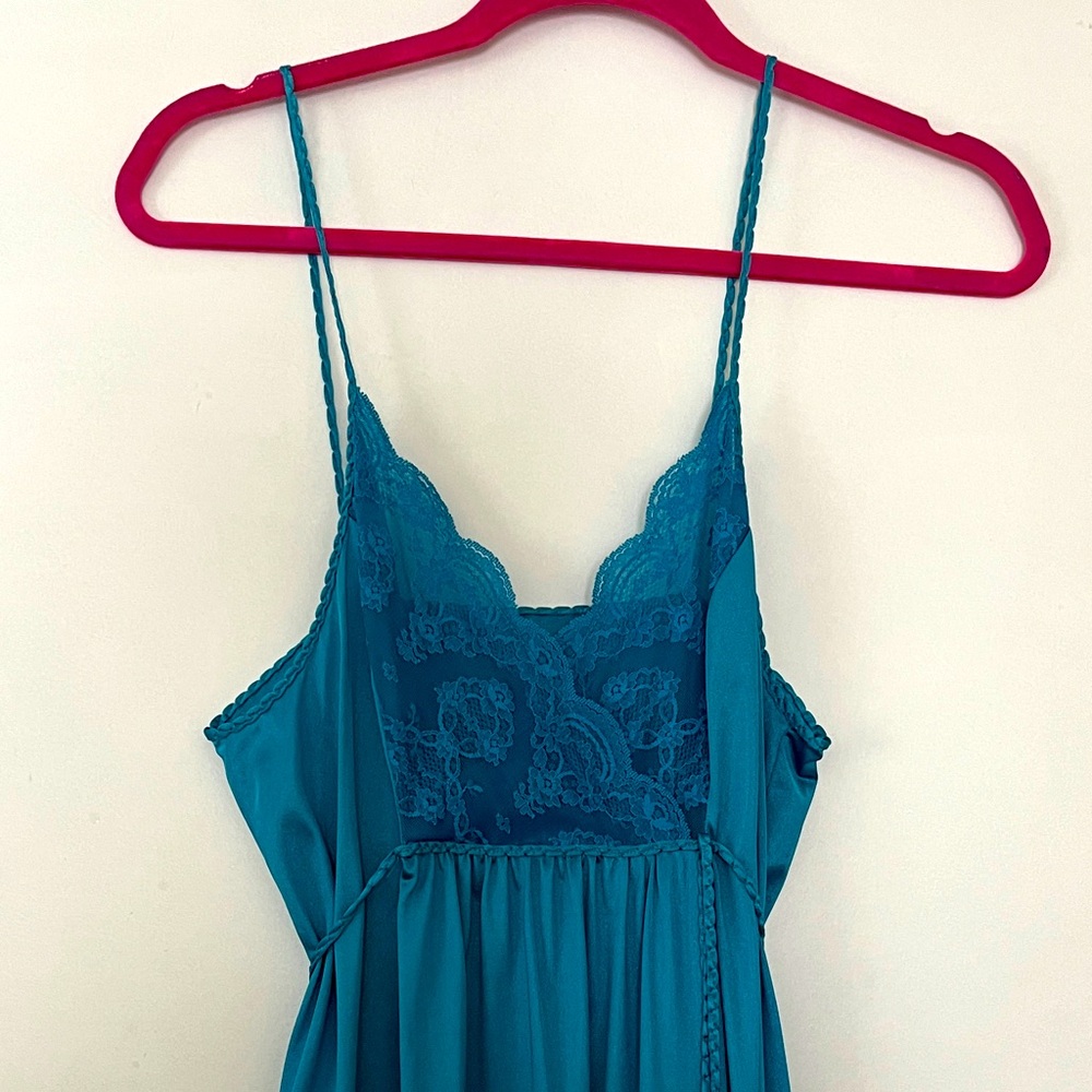 Elegant Turquoise Lace Trim Chemise